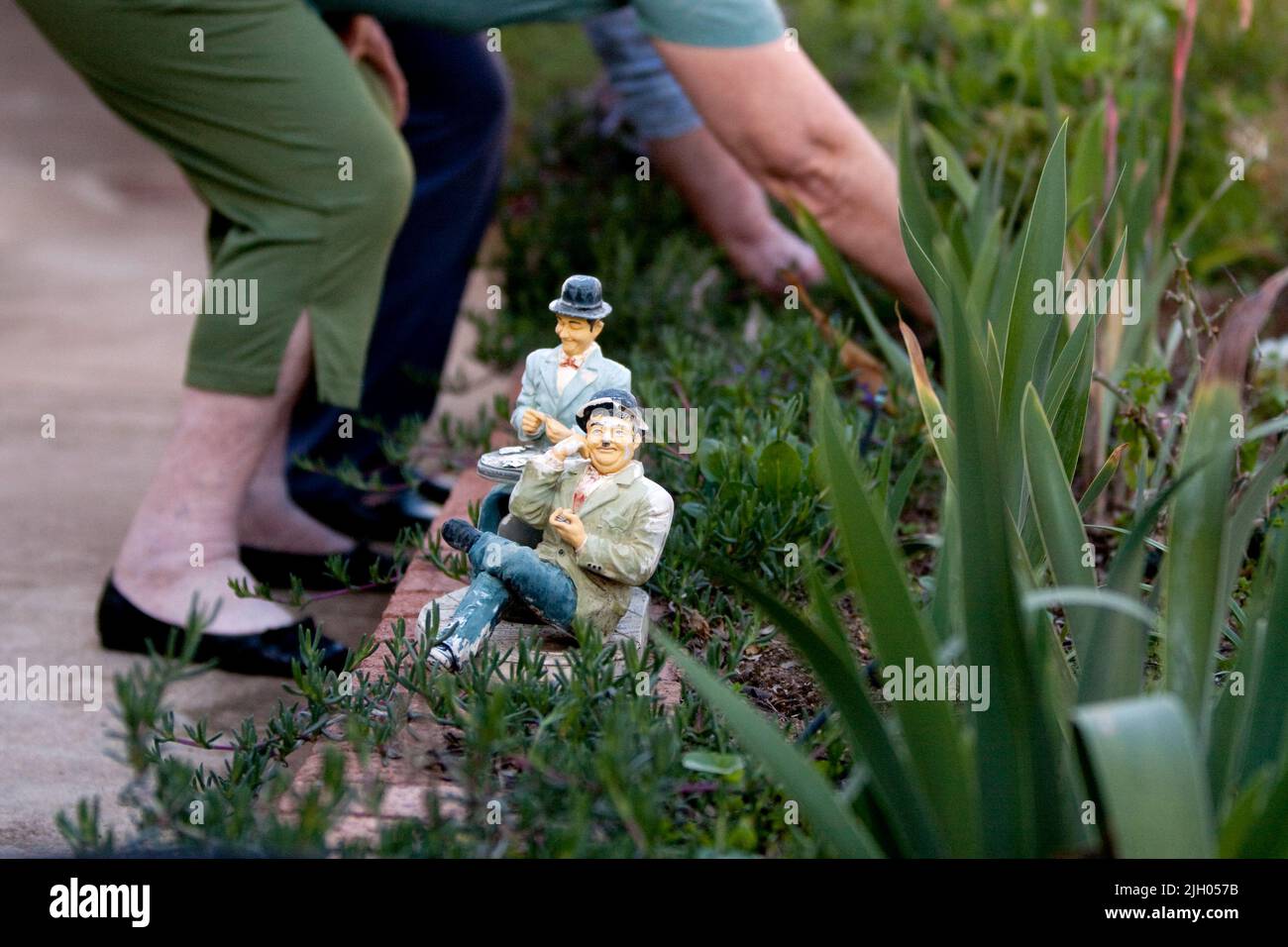ÄLTERE FRAUEN, DIE IN EINER ALTEN PFLEGEEINRICHTUNG IM GARTEN ARBEITEN Stockfoto