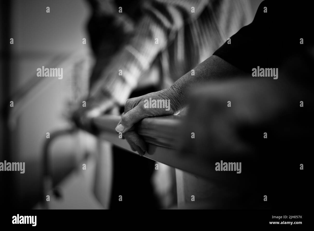 ÄLTERE BEWOHNERINNEN UND BEWOHNERINNEN, DIE EINE BAR ZUR UNTERSTÜTZUNG IN EINER ALTERSPFLEGEEINRICHTUNG IN AUSTRALIEN BENUTZEN. Stockfoto