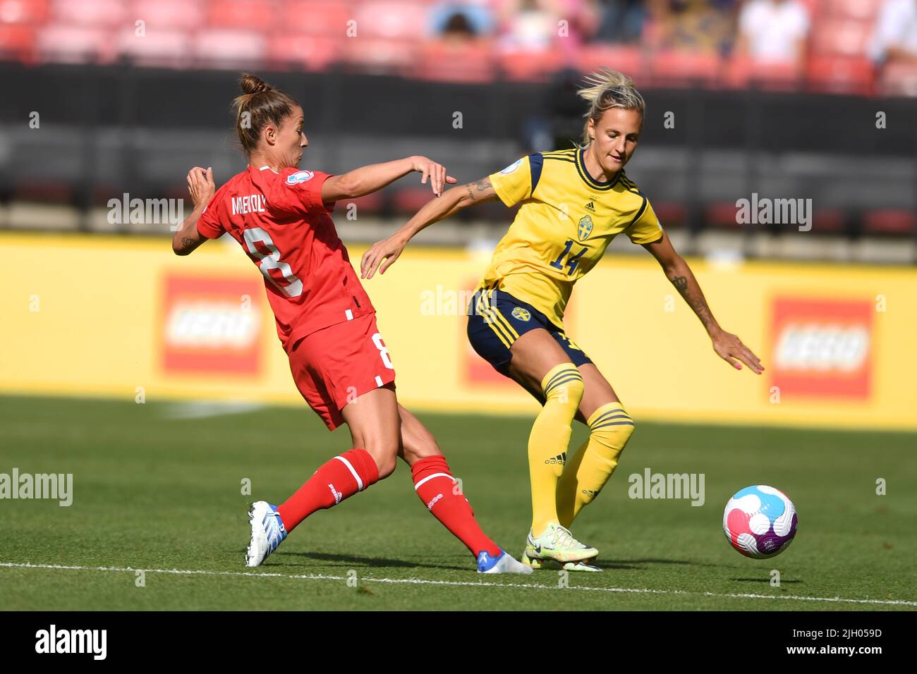 Nathalie Bjorn (Schwedische Frauen)Sandy Maendly (Schweizer Frauen) während des UEFA Women s Euro England 2022-Spiels zwischen Schweden 2-1 Schweiz im Bramall Lane Stadium am 13 2022. Juli in Sheffield, England. Quelle: Maurizio Borsari/AFLO/Alamy Live News Stockfoto