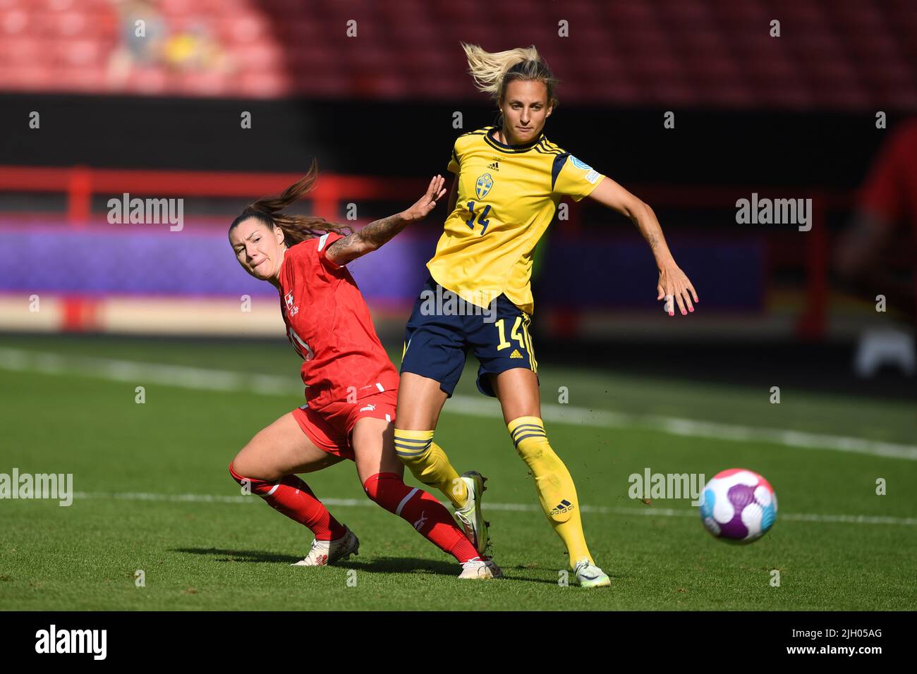 Nathalie Bjorn (Schwedische Frauen)Ramona Bachmann (Schweizer Frauen) während des UEFA Women s Euro England 2022-Spiels zwischen Schweden 2-1 Schweiz im Bramall Lane Stadium am 13 2022. Juli in Sheffield, England. Quelle: Maurizio Borsari/AFLO/Alamy Live News Stockfoto