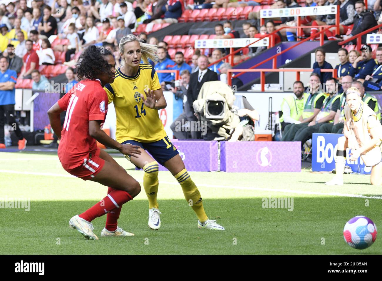 Nathalie Bjorn (Schweden Frauen)Coumba Sow (Schweiz Frauen) während des UEFA Women s Euro England 2022-Spiels zwischen Schweden 2-1 Schweiz im Bramall Lane Stadium am 13 2022. Juli in Sheffield, England. Quelle: Maurizio Borsari/AFLO/Alamy Live News Stockfoto