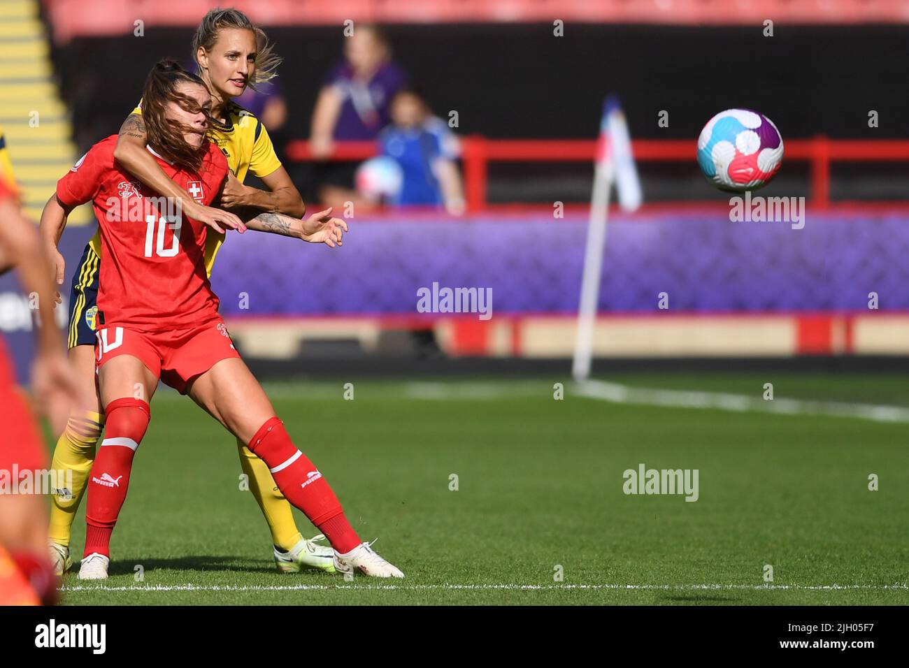 Ramona Bachmann (Schweizer Frauen) Nathalie Bjorn (Schwedische Frauen) während des UEFA Women s Euro England 2022-Spiels zwischen Schweden 2-1 Schweiz im Bramall Lane Stadium am 13 2022. Juli in Sheffield, England. Quelle: Maurizio Borsari/AFLO/Alamy Live News Stockfoto