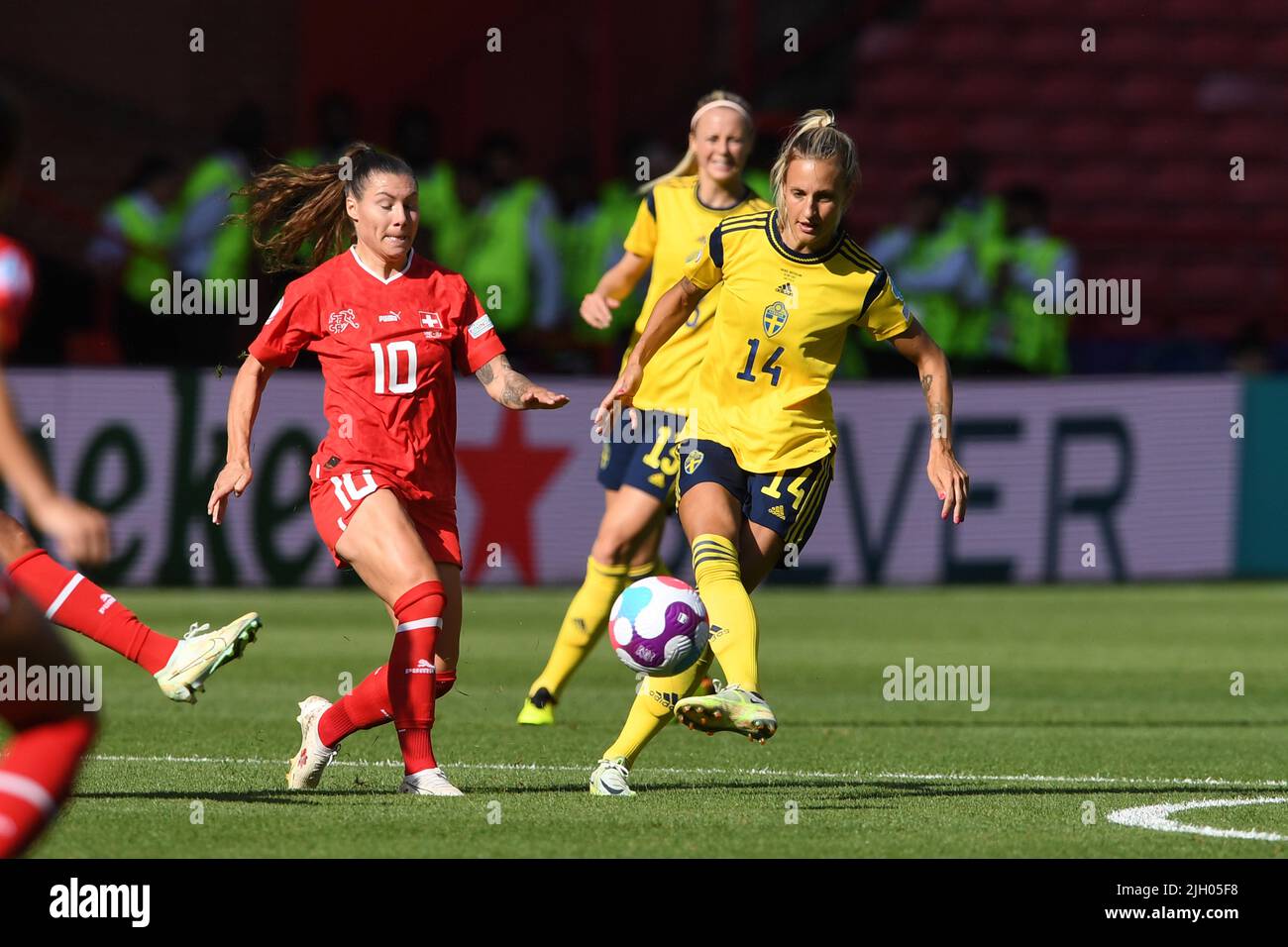 Nathalie Bjorn (Schwedische Frauen)Ramona Bachmann (Schweizer Frauen) während des UEFA Women s Euro England 2022-Spiels zwischen Schweden 2-1 Schweiz im Bramall Lane Stadium am 13 2022. Juli in Sheffield, England. Quelle: Maurizio Borsari/AFLO/Alamy Live News Stockfoto