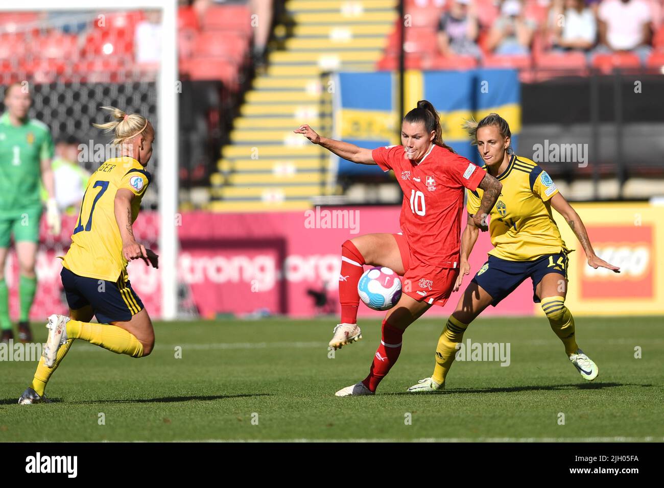 Caroline Seger (Schwedische Frauen)Ramona Bachmann (Schweizer Frauen) Nathalie Bjorn (Schwedische Frauen) während des UEFA Women s Euro England 2022-Spiels zwischen Schweden 2-1 Schweiz im Bramall Lane Stadium am 13 2022. Juli in Sheffield, England. Quelle: Maurizio Borsari/AFLO/Alamy Live News Stockfoto