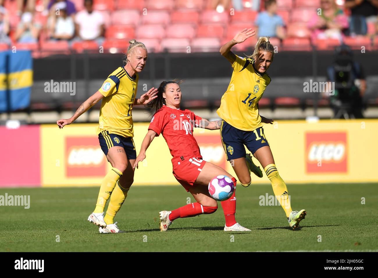 Caroline Seger (Schwedische Frauen)Ramona Bachmann (Schweizer Frauen) Nathalie Bjorn (Schwedische Frauen) während des UEFA Women s Euro England 2022-Spiels zwischen Schweden 2-1 Schweiz im Bramall Lane Stadium am 13 2022. Juli in Sheffield, England. Quelle: Maurizio Borsari/AFLO/Alamy Live News Stockfoto