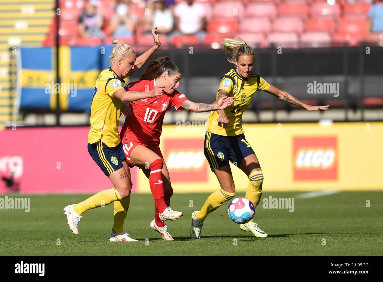 Caroline Seger (Schwedische Frauen)Ramona Bachmann (Schweizer Frauen) Nathalie Bjorn (Schwedische Frauen) während des UEFA Women s Euro England 2022-Spiels zwischen Schweden 2-1 Schweiz im Bramall Lane Stadium am 13 2022. Juli in Sheffield, England. Quelle: Maurizio Borsari/AFLO/Alamy Live News Stockfoto