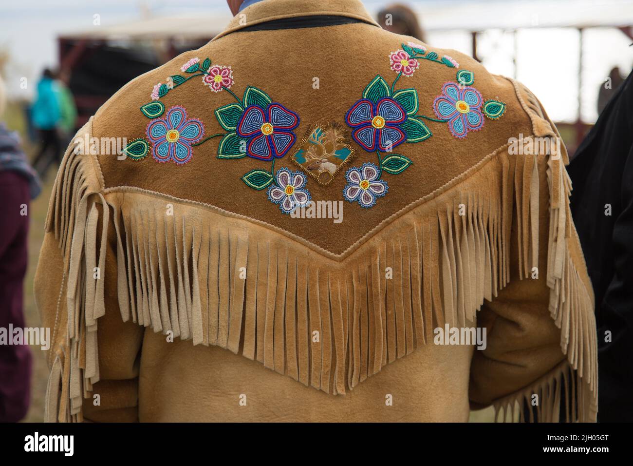 Handgemachte, traditionell gebräunte und geperlte Moosehide-Jacke in der nördlichen indigenen Gemeinde Deline, Northwest Territories, Kanada. Stockfoto