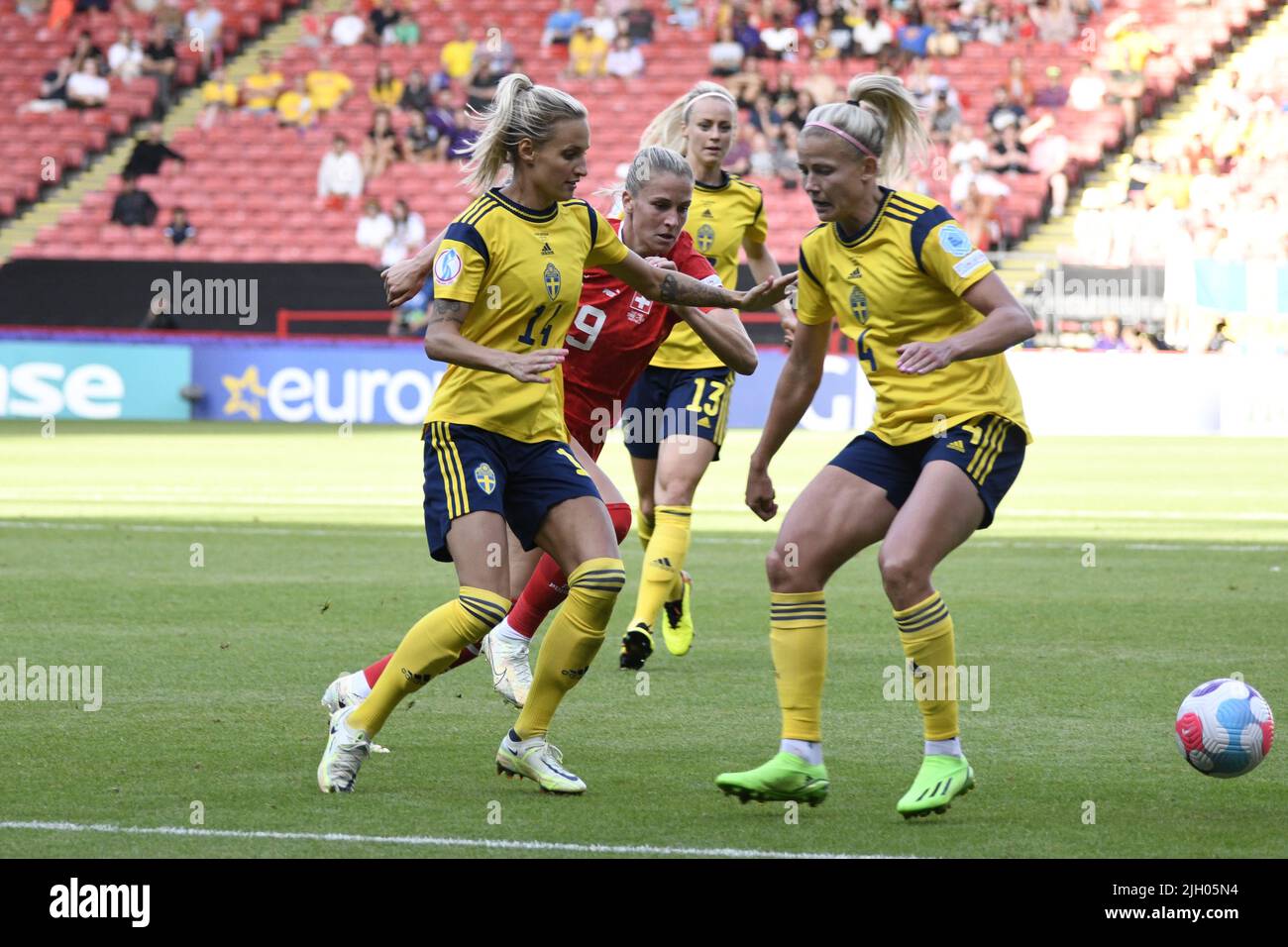 Nathalie Bjorn (Schwedische Frauen)Ana-Maria Crnogorcevic (Schweizer Frauen) Hanna Glas (Schwedische Frauen) während des UEFA Women s Euro England 2022-Spiels zwischen Schweden 2-1 Schweiz im Bramall Lane Stadium am 13 2022. Juli in Sheffield, England. Quelle: Maurizio Borsari/AFLO/Alamy Live News Stockfoto