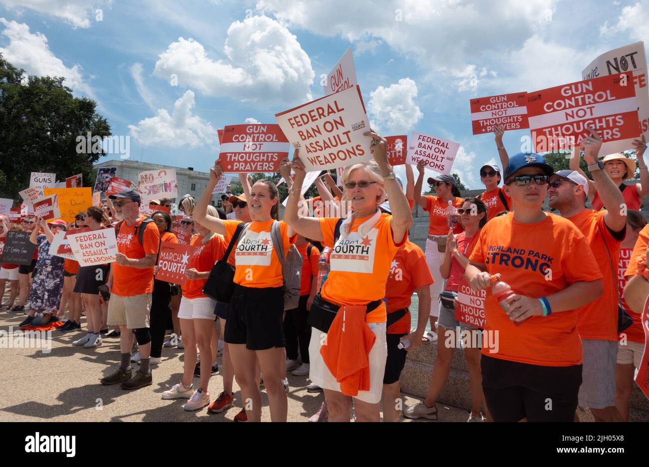 Washington, DC. 13. Juli 2022: Die Forderung nach strengeren Waffengesetzen, einschließlich eines Verbots von Sturmwaffen, die Demonstranten, einschließlich Familien von Opfern von Massenschießereien beim Parade-Schießen am 4.. Juli im Highland Park, Illinois, und beim Schusswechsel in Uvalde, Texas, marschieren von ihrer Kundgebung am 4. März in der Nähe der US-Hauptstadt. Stockfoto