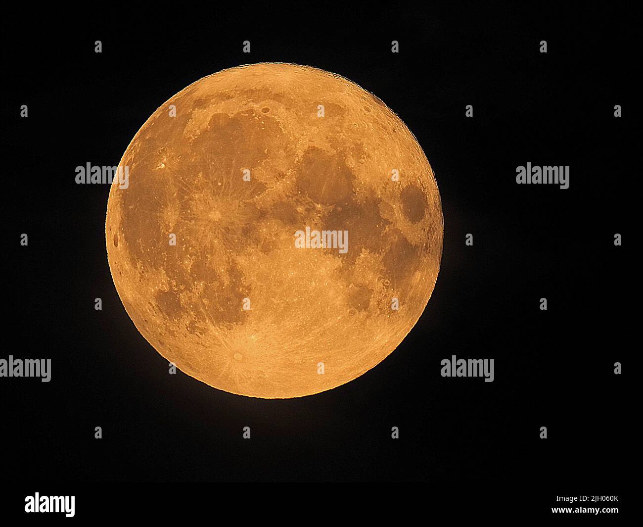 Sheerness, Kent, Großbritannien. 14.. Juli 2022. UK Wetter: Der volle Buck Moon-Supermond über Sheerness, Kent. Kredit: James Bell/Alamy Live Nachrichten Stockfoto