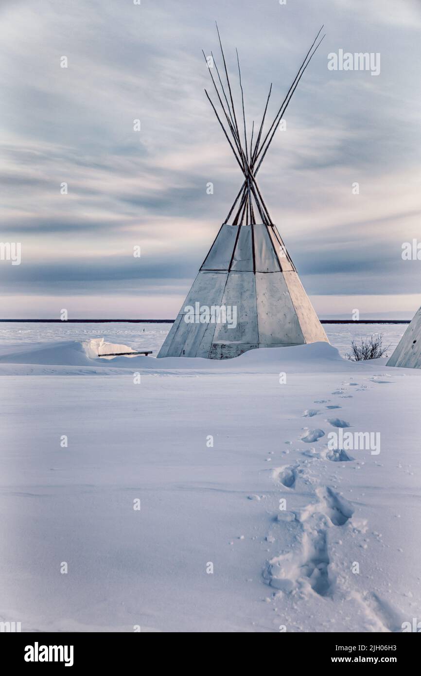 Tipi im Winter, in der indigenen Gemeinde Deline, Nordwest-Territorien, Kanada. Stockfoto