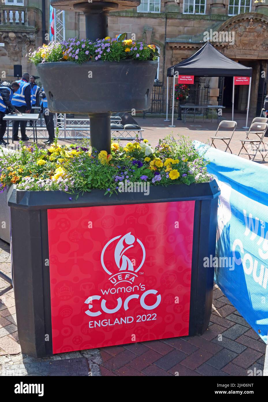 Banner für die UEFA Womans Euro Championship England 2022, im Stadtzentrum von Leigh, bereit für Portugal gegen Niederlande (Holland) nach der Spielparty, NW-England Stockfoto