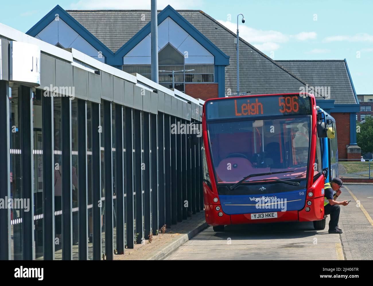 Warringtons eigener Bus 596 am Leigh Busbahnhof, King Street, Leigh, Greater Manchester, England, GROSSBRITANNIEN, WN7 4LP - REG YJ13HKE Stockfoto
