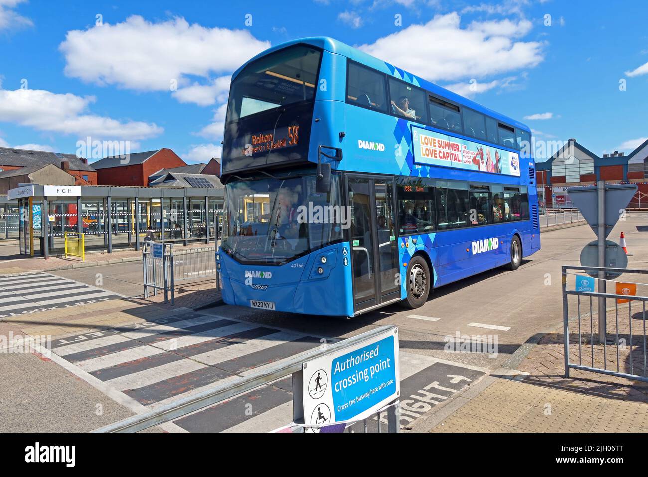 Diamond Service 582 MX20KYJ verlässt den Leigh Busbahnhof, King Street, Leigh, Greater Manchester, England, GROSSBRITANNIEN, WN7 4LP Stockfoto
