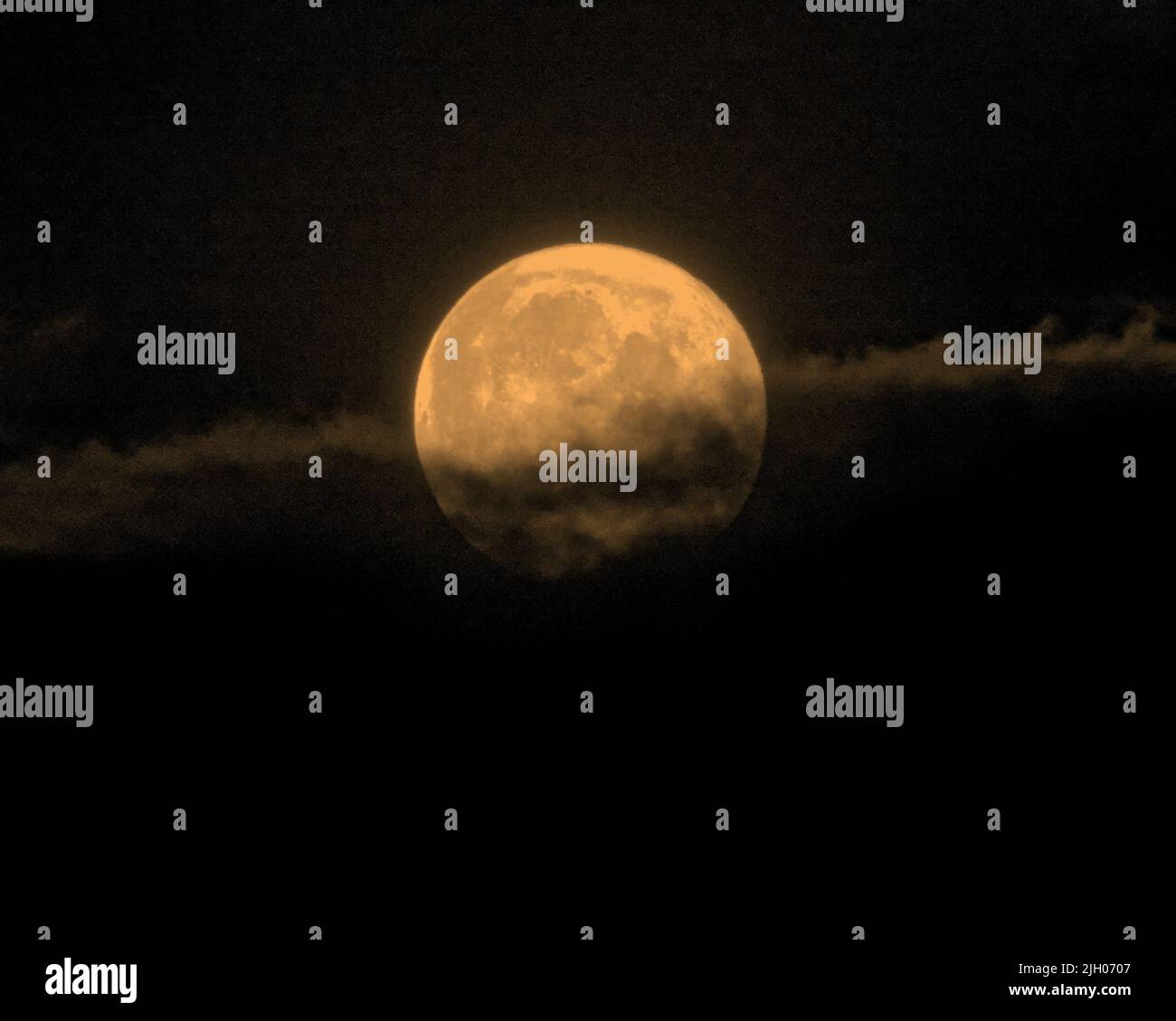 Glasgow, Schottland, Großbritannien, Juli 13. 2022. Wetter in Großbritannien: Super Buck Moon kämpft nach einem wechselhaften Tag, der regnete, durch einen bewölkten Himmel über den Lichtern des Südens der Stadt. Credit Gerard Ferry/Alamy Live News Stockfoto