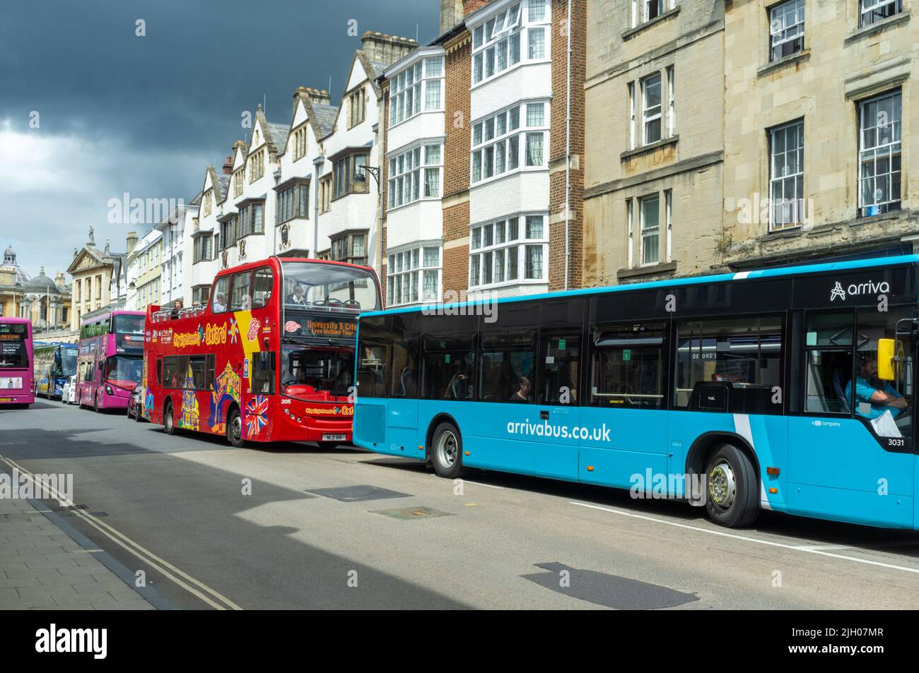 Busse und Reisebusse für Touristen, Stadtzentrum Oxford, Großbritannien 2022 Stockfoto