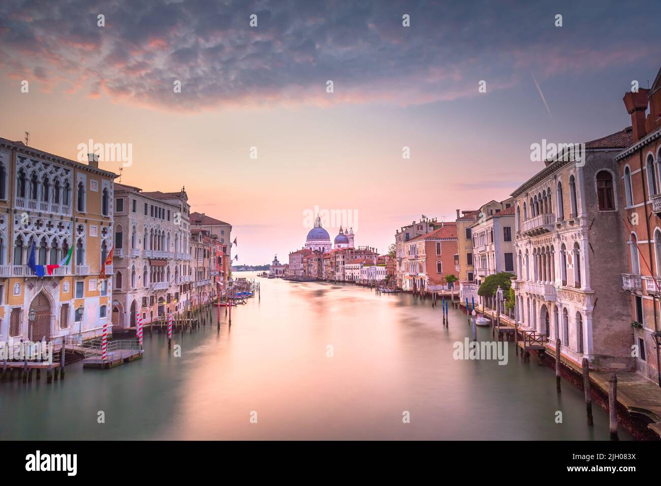 Canal Grande von Venedig mit verschwommener Bewegung bei Sonnenaufgang, Italien Stockfoto