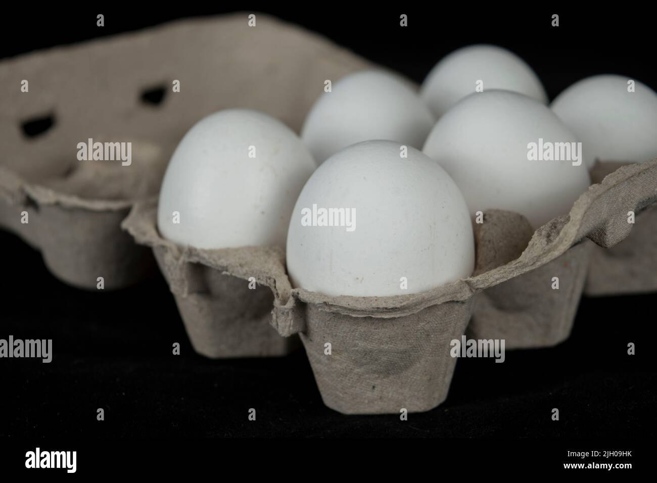 Weiße Eier in der Schachtel Stockfoto