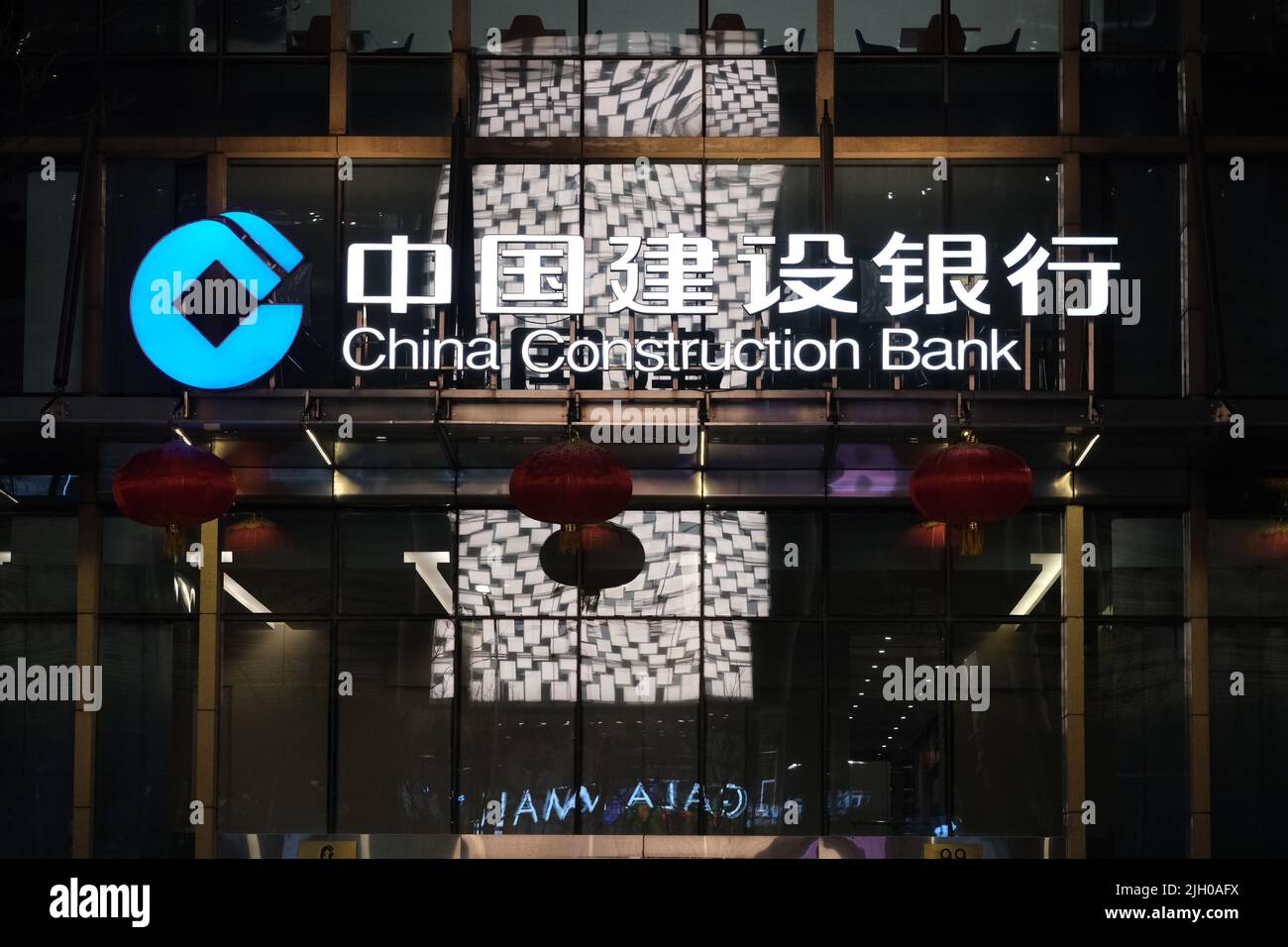 Shanghai, China – 8. Februar 2022: Facade of China Construction Bank Corporation (CCB)-Schild bei Nacht. Chinesische Bank Stockfoto