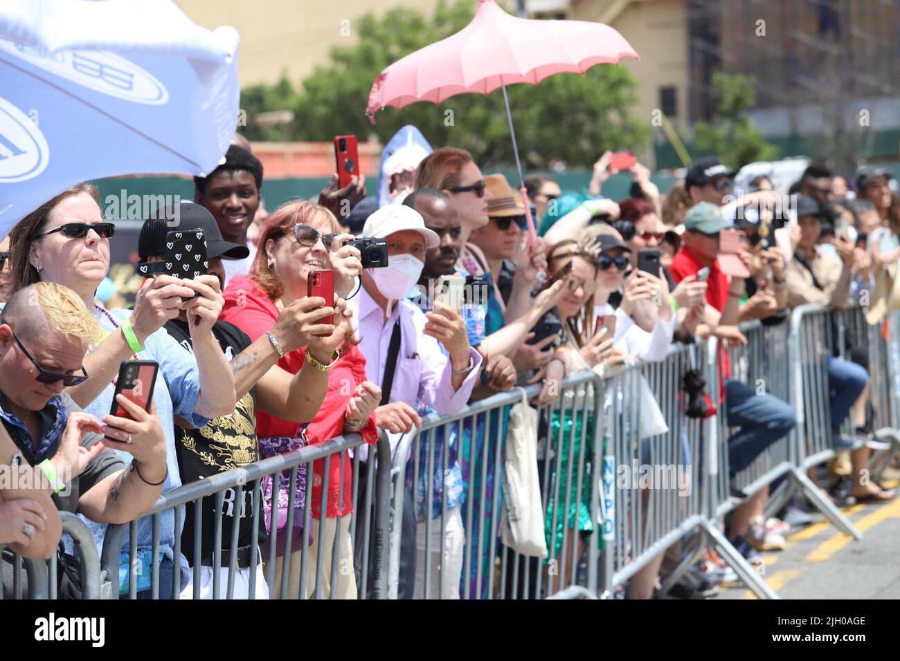 New York, USA. 13.. Juli 2022. (NEU) Feiern Sie die Kunst und Seele von New York. 13. Juli 2022, New York, USA: Die Allianz enthüllt offiziell die einzigartige Show-Car-Lackierung für den NYC E-Prix. Sie wird im schönen Innenhof des MoMA PS1 präsentiert und feiert die Zusammenarbeit zwischen Kunst und Rennsport mit Essen und Trinken, Musik und der Gelegenheit, die von der Allianz gesponserte Ausstellung Life Between Buildings zu besuchen. Der NYC E-Prix findet von Freitag (15) bis Sonntag (17) statt (Foto: © Jose Francisco/TheNEWS2 via ZUMA Press Wire) Stockfoto