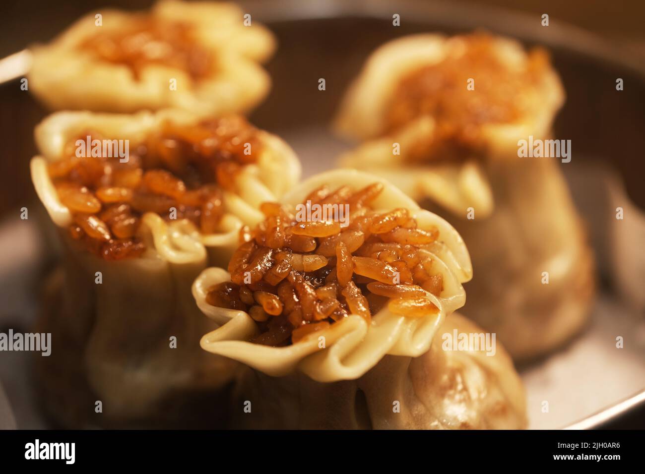 Extreme Nahaufnahme von Shumai (Shaomai oder Siu Mai) im Dampfgarer. Ein traditioneller kantonesischer Dim Sum-Snack. Makro von chinesischem Essen Stockfoto
