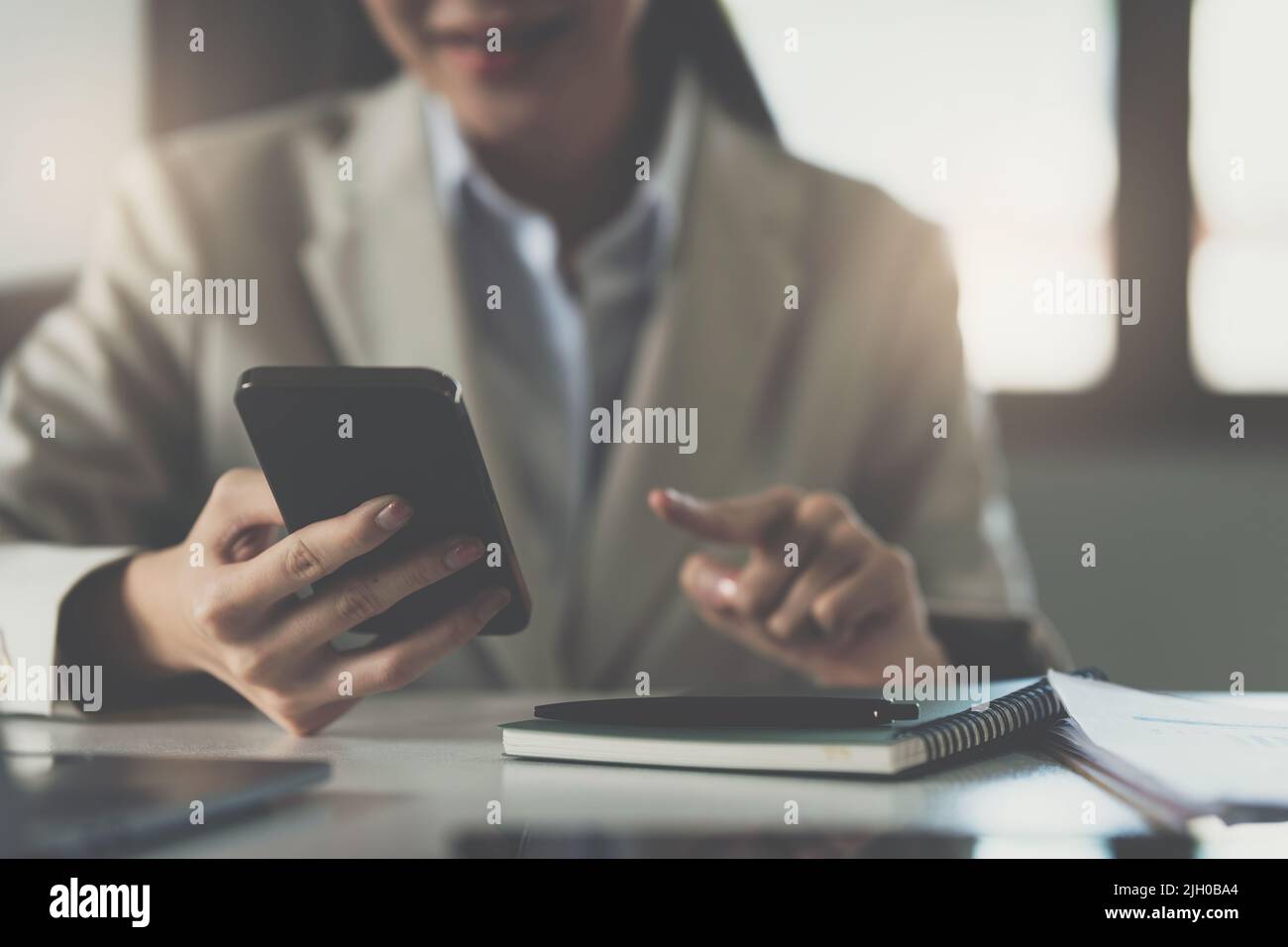 Junge Geschäftsfrau vervollständigt KYC mit einem Online-Banking-Programm, um ein digitales Sparkonto zu eröffnen. Die Definition von Cyber-Sicherheit. Stockfoto