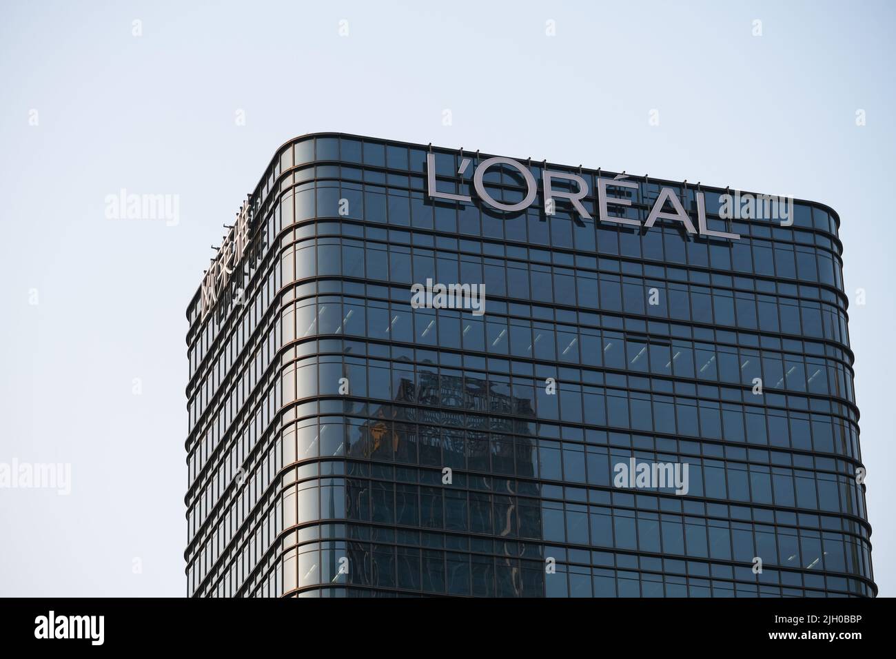 Shanghai, China-März 11. 2022: Firmenlogo von L'Oreal auf dem Gebäude. Außenansicht des Hauptbüros von L'Oreal. Stockfoto