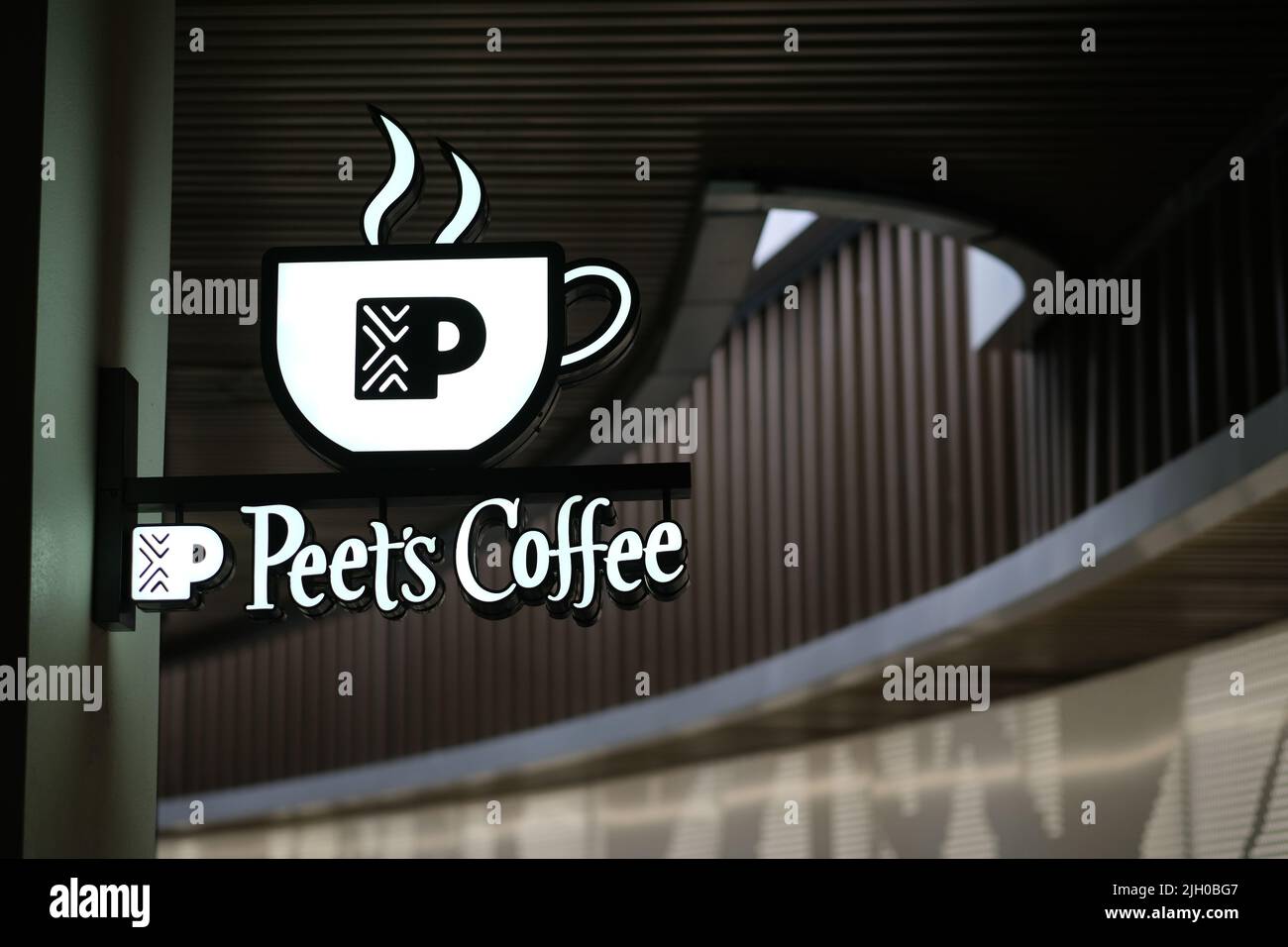 Shanghai, China, 6. 2022. März: Nahaufnahme von Peet's Coffee Store. Stockfoto