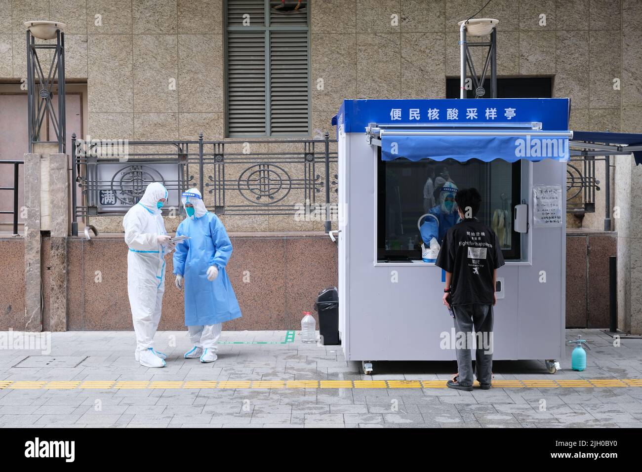 Shanghai, China, 3. 2022. Juni: Chinesische Staatsbürger erhalten Covid-19-Test an der normalisierten Coronavirus-Teststelle. Stockfoto