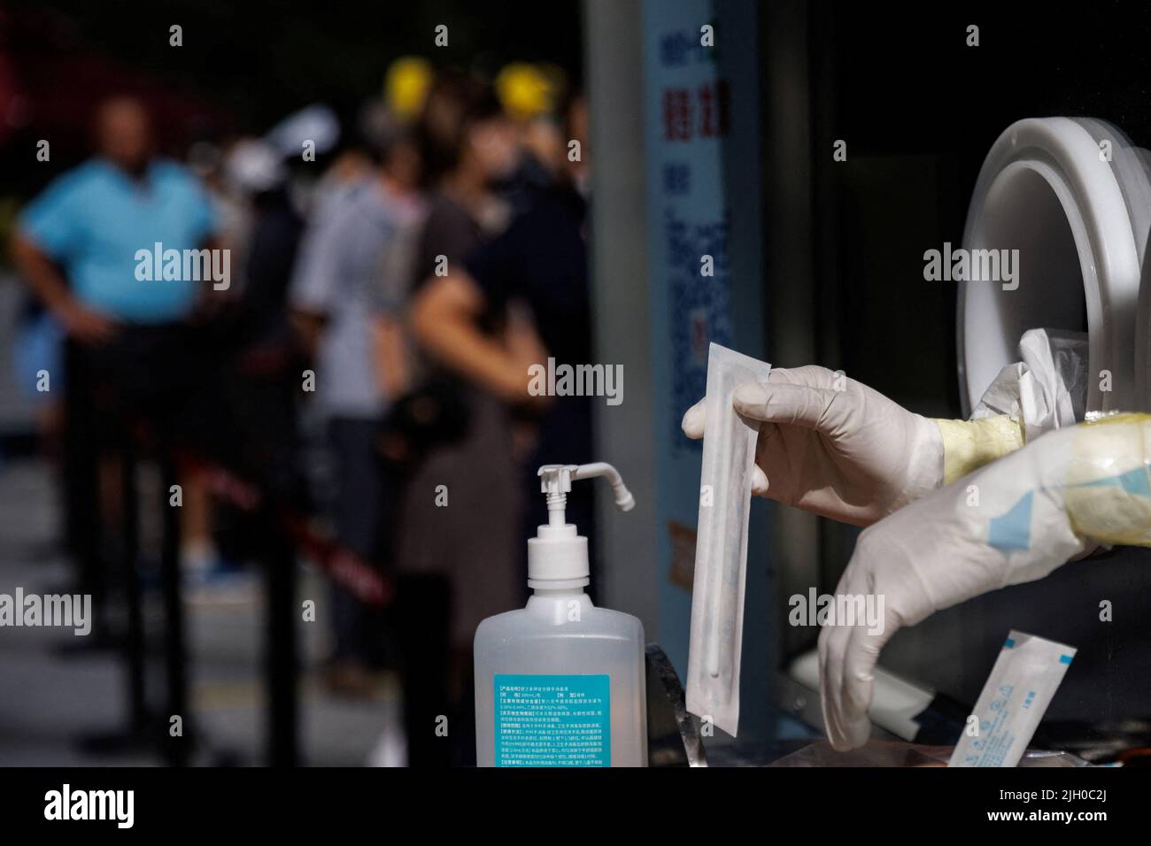 Ein medizinisches Personal bereitet nach einem Ausbruch der Coronavirus-Krankheit (COVID-19) in Peking, China, am 14. Juli 2022, ein Testkit für Tupfer an einer Nukleinsäureteststation vor. REUTERS/Thomas Peter Stockfoto