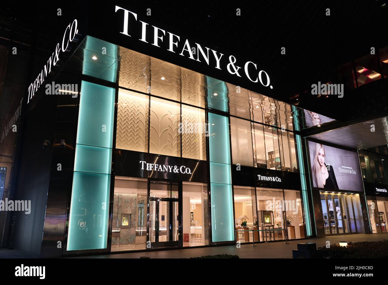Shanghai, China, 25. 2022. Juni: Großer Flagship-Store von Tiffany Co. Bei Nacht. Luxusschmuckmarke Stockfoto