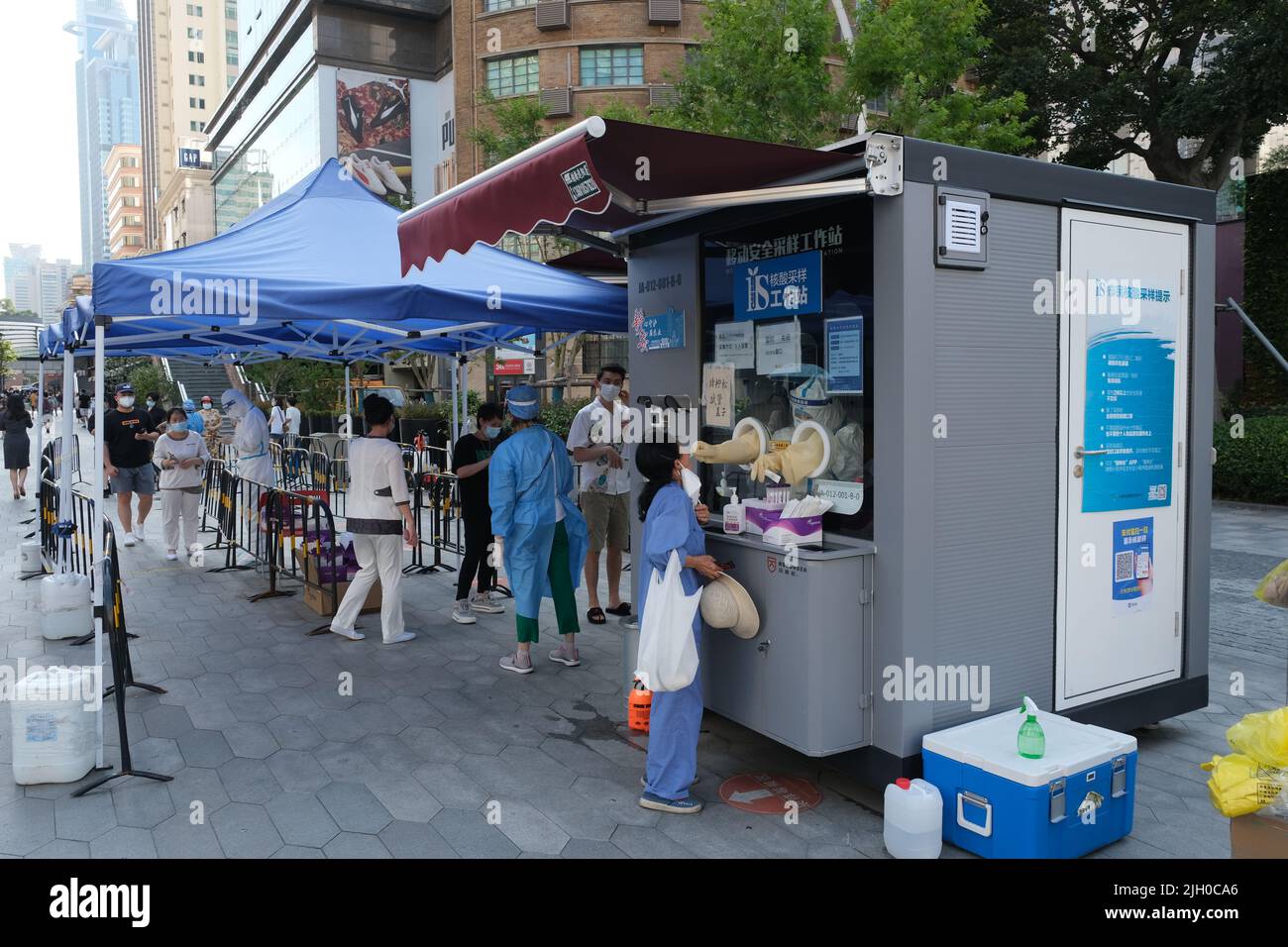 Shanghai, China-Juni 25. 2022: Chinesen stellen sich vor, um PCR-Tests an der Teststelle zu erhalten, um Covid-19 zu verhindern Stockfoto
