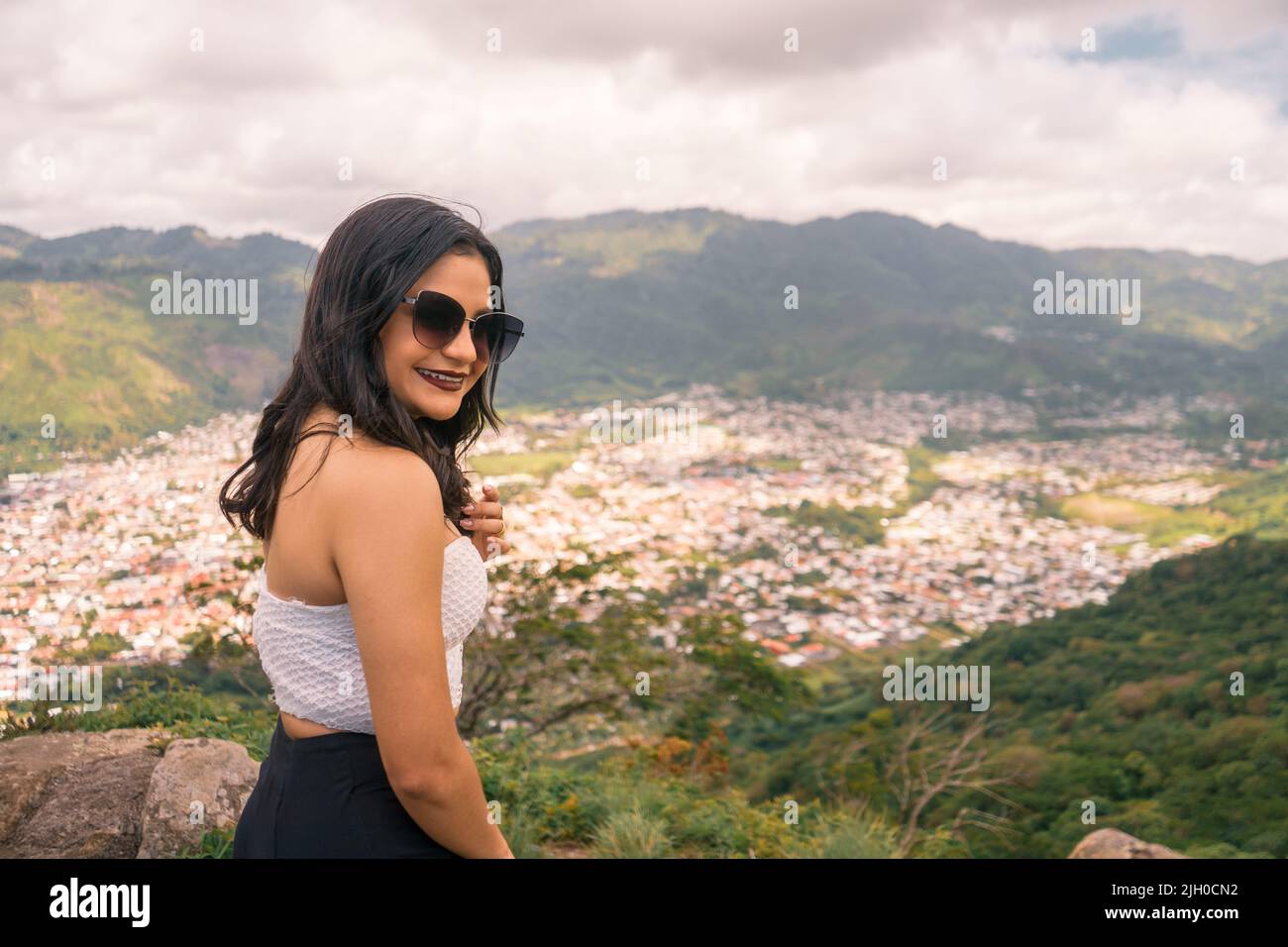 Schöner lateinischer Teenager mit Sonnenbrillen in Pose Stockfoto