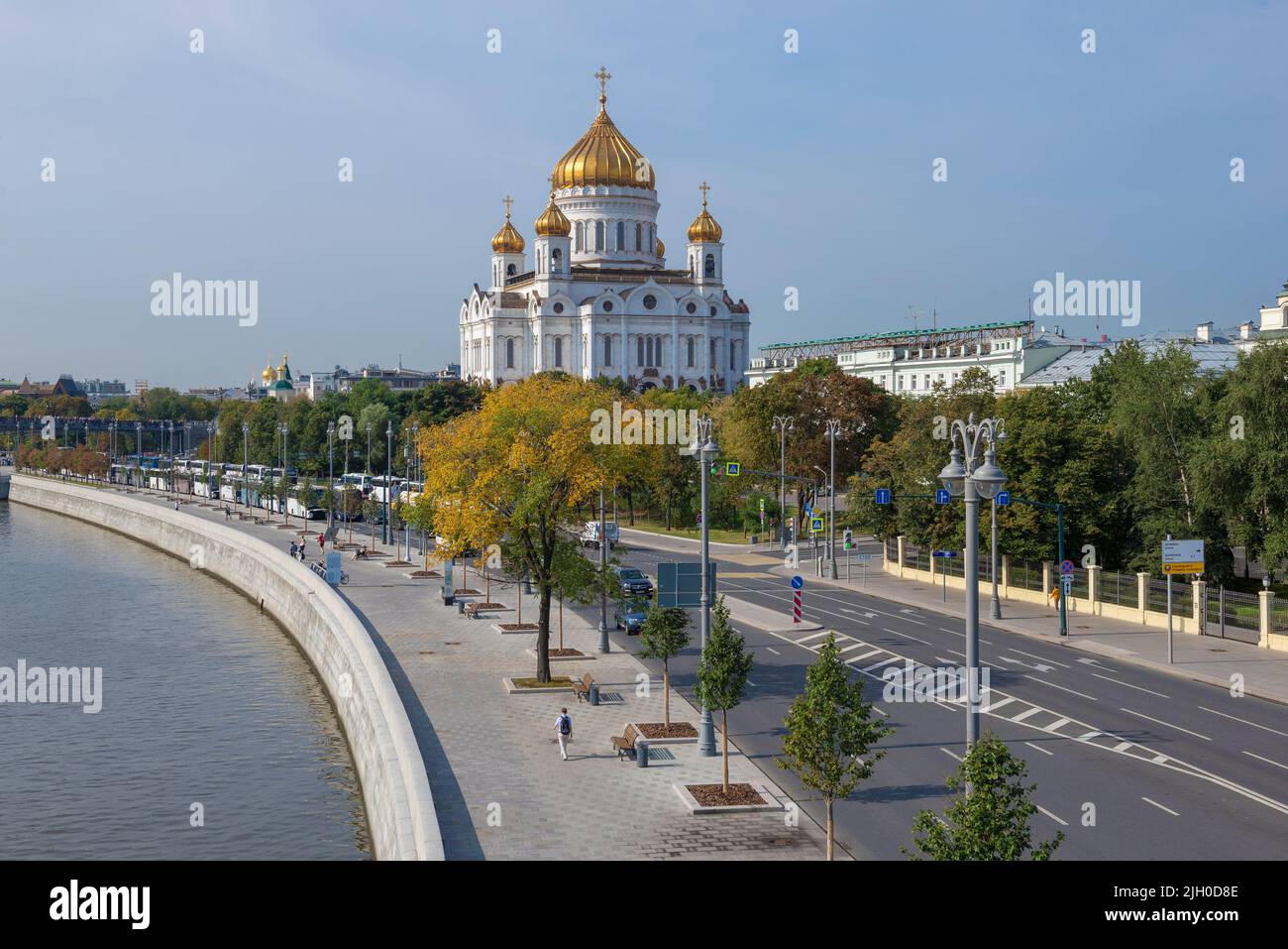 MOSKAU, RUSSLAND - 01. SEPTEMBER 2018: Blick auf die Kathedrale Christi des Erlösers und den Pretschistenskaya-Damm an einem sonnigen Septembertag Stockfoto