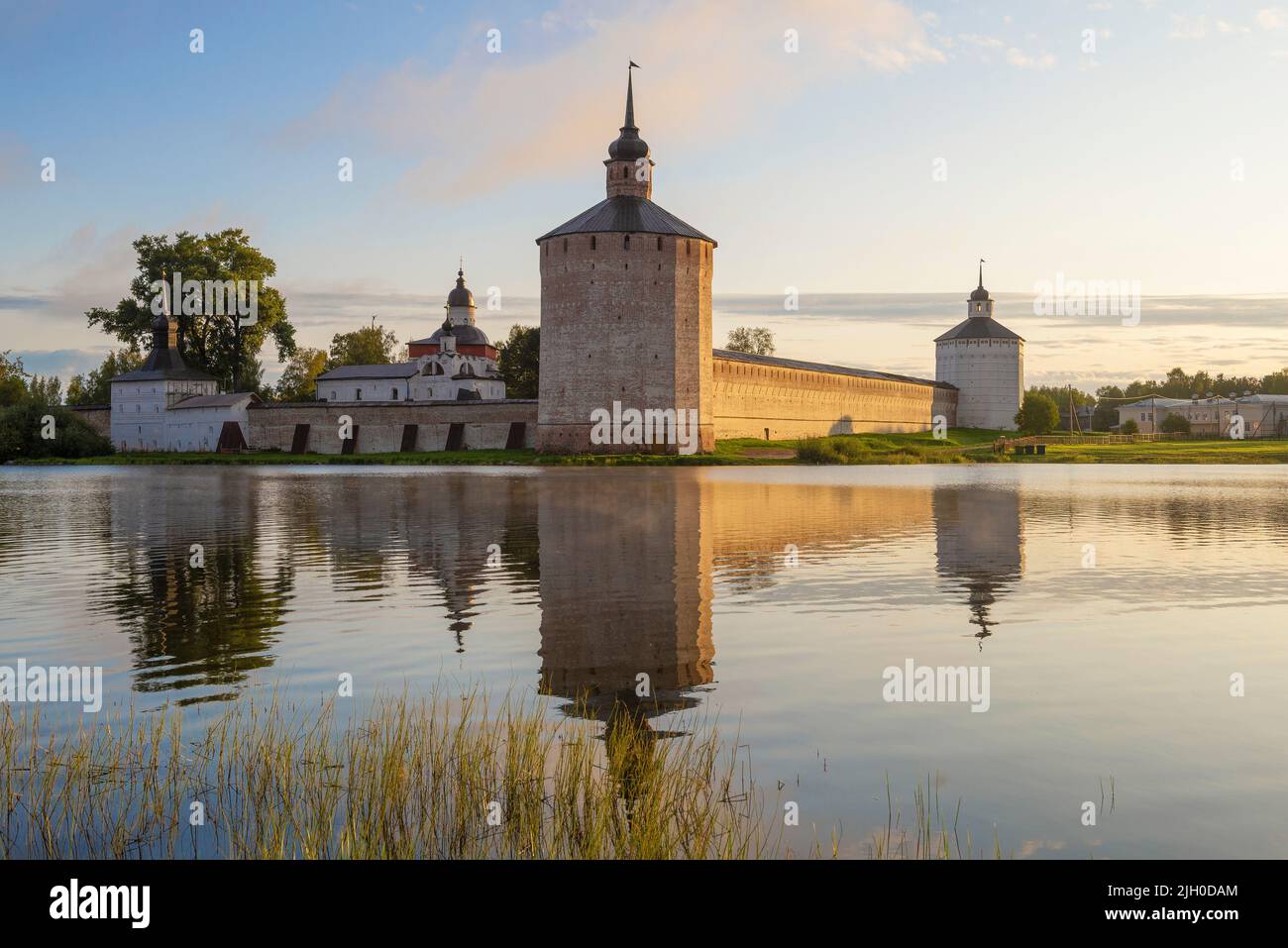 Am frühen Sommermorgen im alten Kirillo-Beloserski Kloster. Kirillov. Region Wologda, Russland Stockfoto