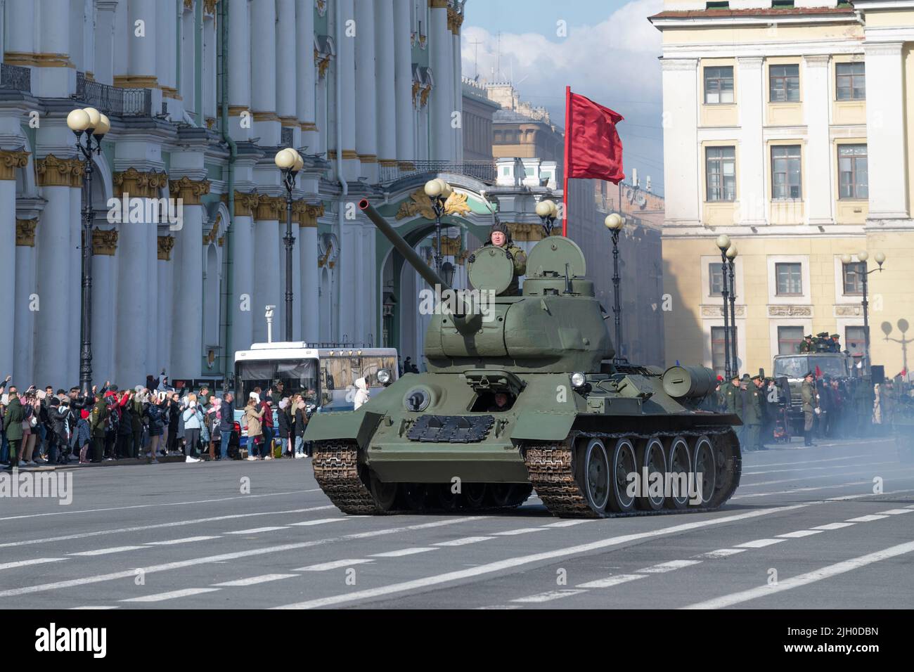 SANKT PETERSBURG, RUSSLAND - 28. APRIL 2022: T-34 der berühmteste Panzer des Zweiten Weltkriegs bei der Probe der Parade zum Victory Day. Palace Square Stockfoto