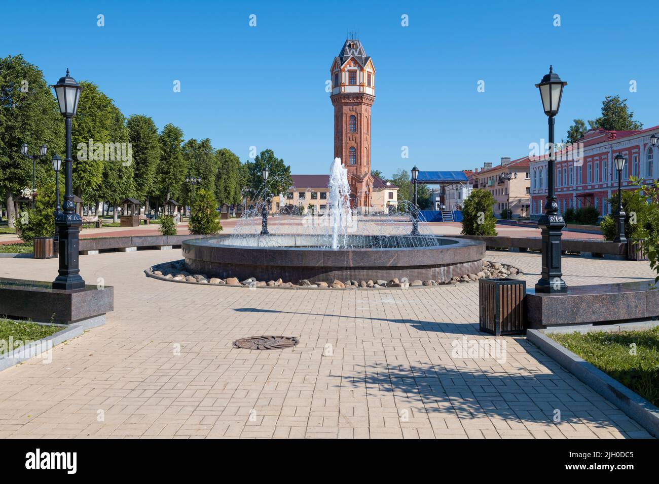 Blick auf den alten Domplatz an einem sonnigen Junimorgen. Staraya Russa, Russland Stockfoto