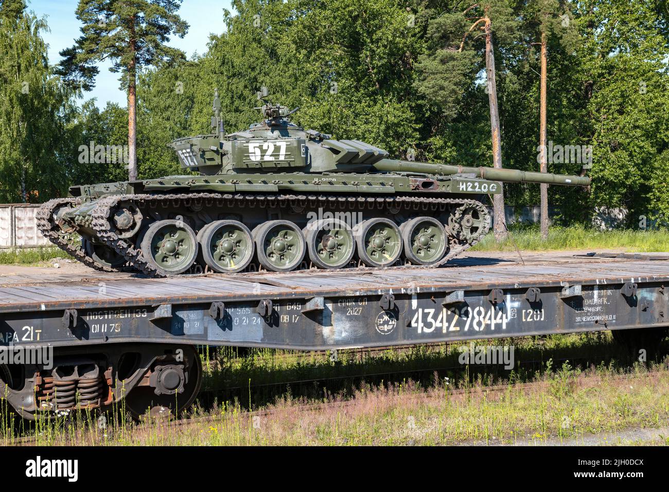 LENINGRAD, RUSSLAND - 02. JULI 2022: Sowjetischer, russischer Panzer T-72B3 an einem sonnigen Sommertag auf einem Bahnsteig Stockfoto