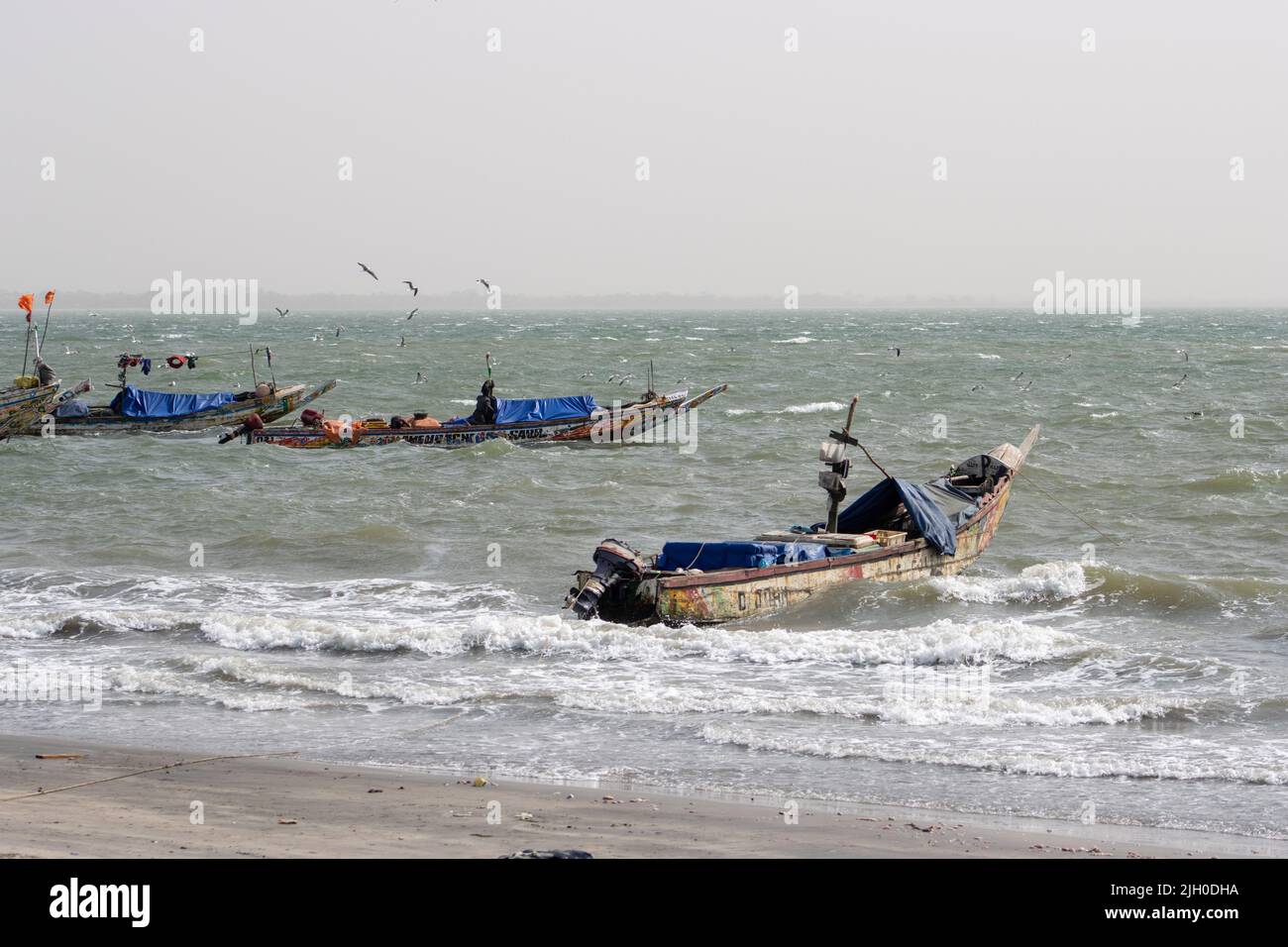 PORTUGIESISCHE STADT, BANJUL, GAMBIA - 10. FEBRUAR 2022 festgemacht lokale Boote Stockfoto