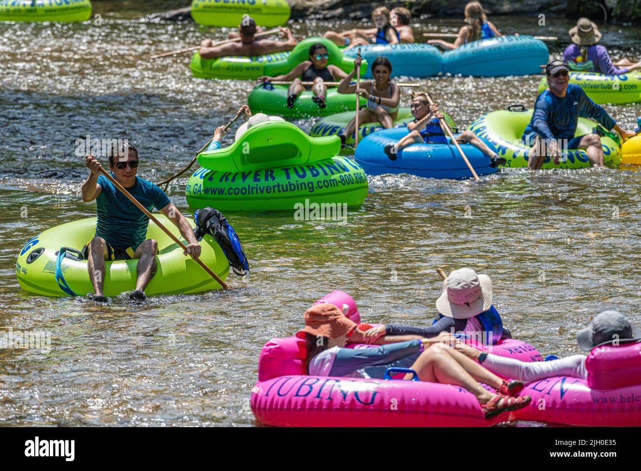 Familien tummeln sich auf dem Chattahoochee River in den Northeast Georgia Mountains in Helen, Georgia. (USA) Stockfoto