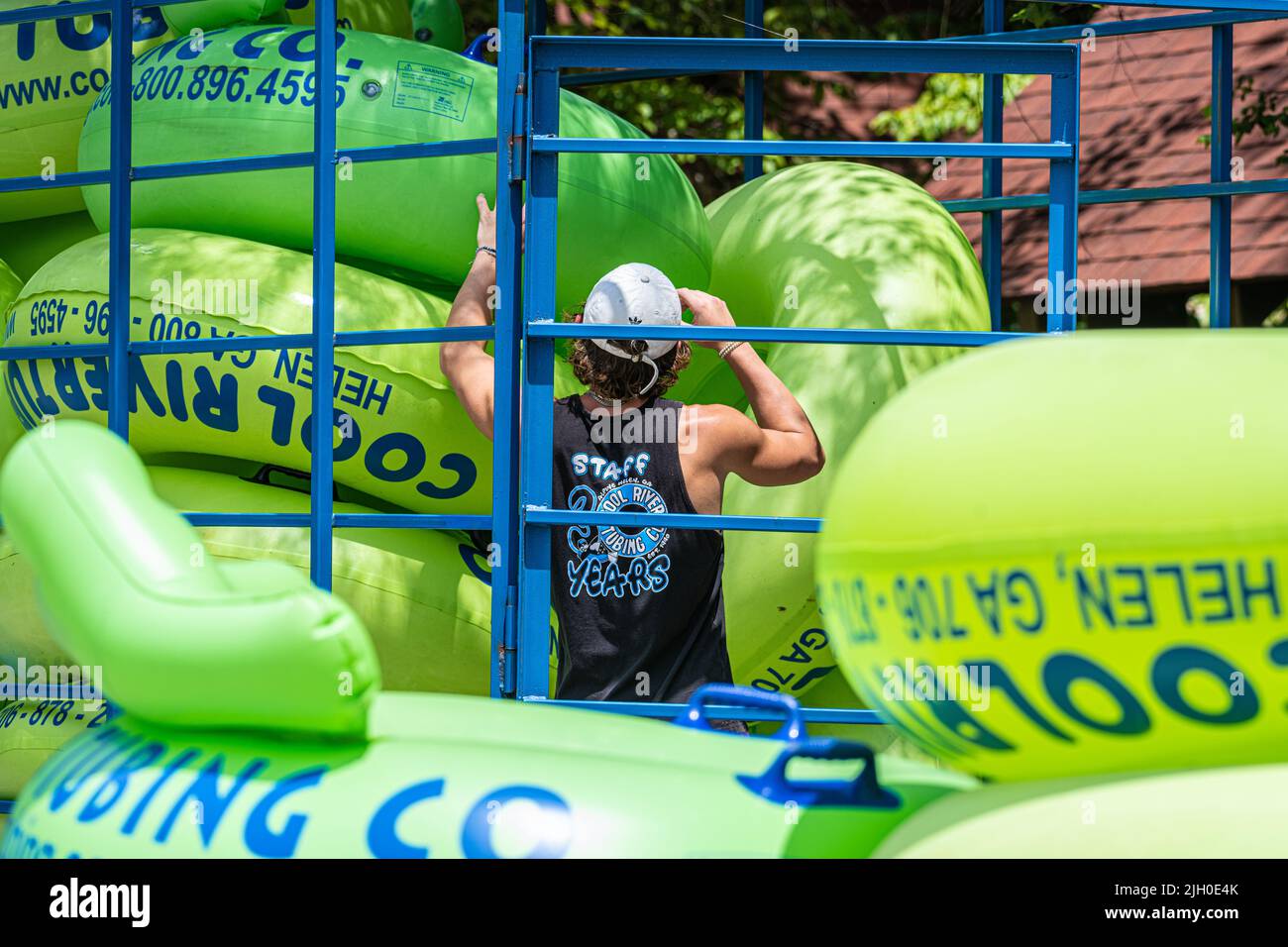 Mitarbeiter stapeln Flussrohre entlang des Chattahoochee River bei Cool River Tubing in Helen, Georgia. (USA) Stockfoto