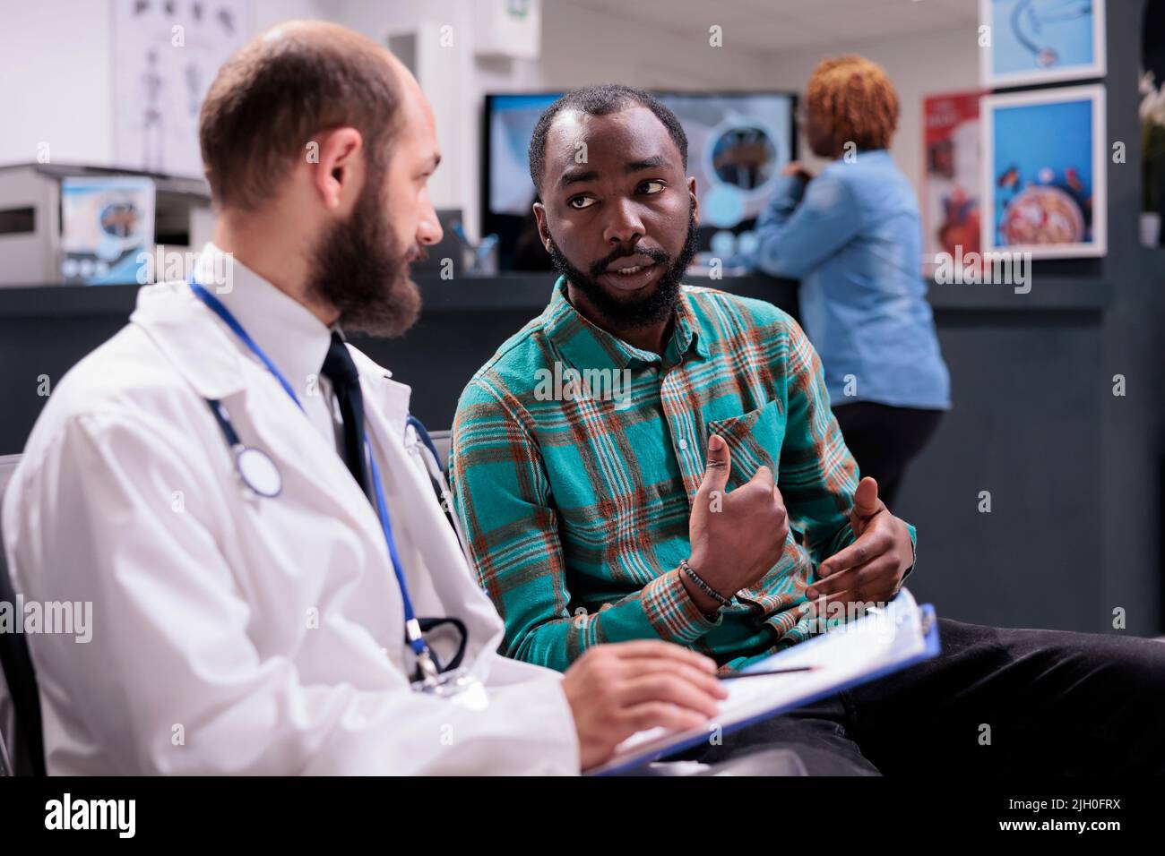 Hausarzt im Wartezimmer, der mit einem männlichen Patienten spricht und einen medizinischen Kontrollbericht zur Diagnose und Behandlung der Krankheit verwendet. Arzt und Mann, die Gesundheitsberatung durchführen. Stockfoto