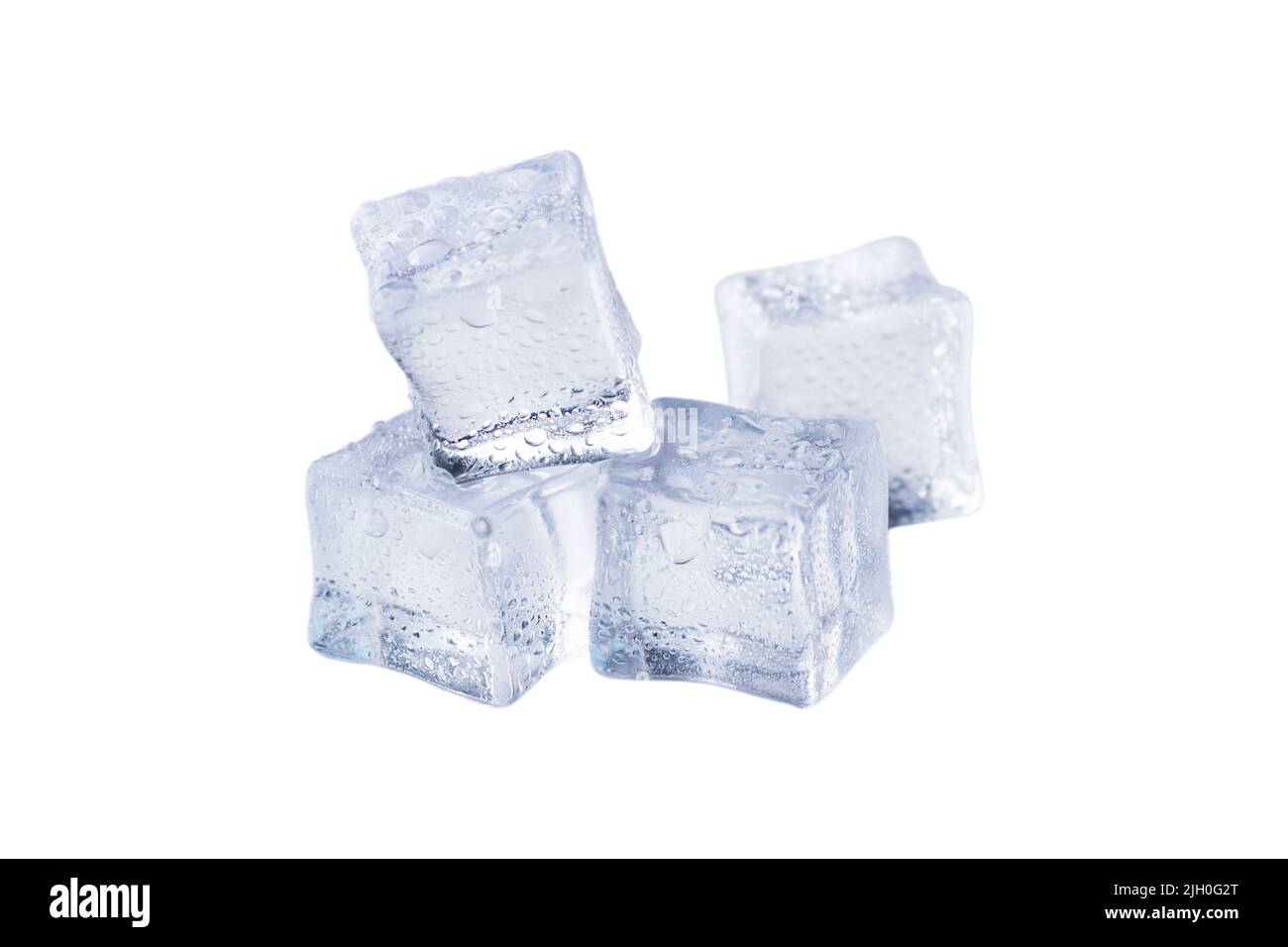 Schmelzende Eiswürfel isoliert auf weißem Hintergrund. Eiswürfel für ein erfrischendes Getränk. Stockfoto