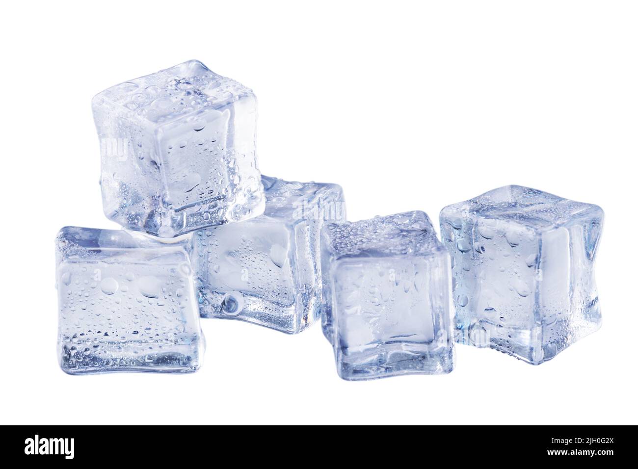 Schmelzende Eiswürfel isoliert auf weißem Hintergrund. Eiswürfel für ein erfrischendes Getränk. Stockfoto