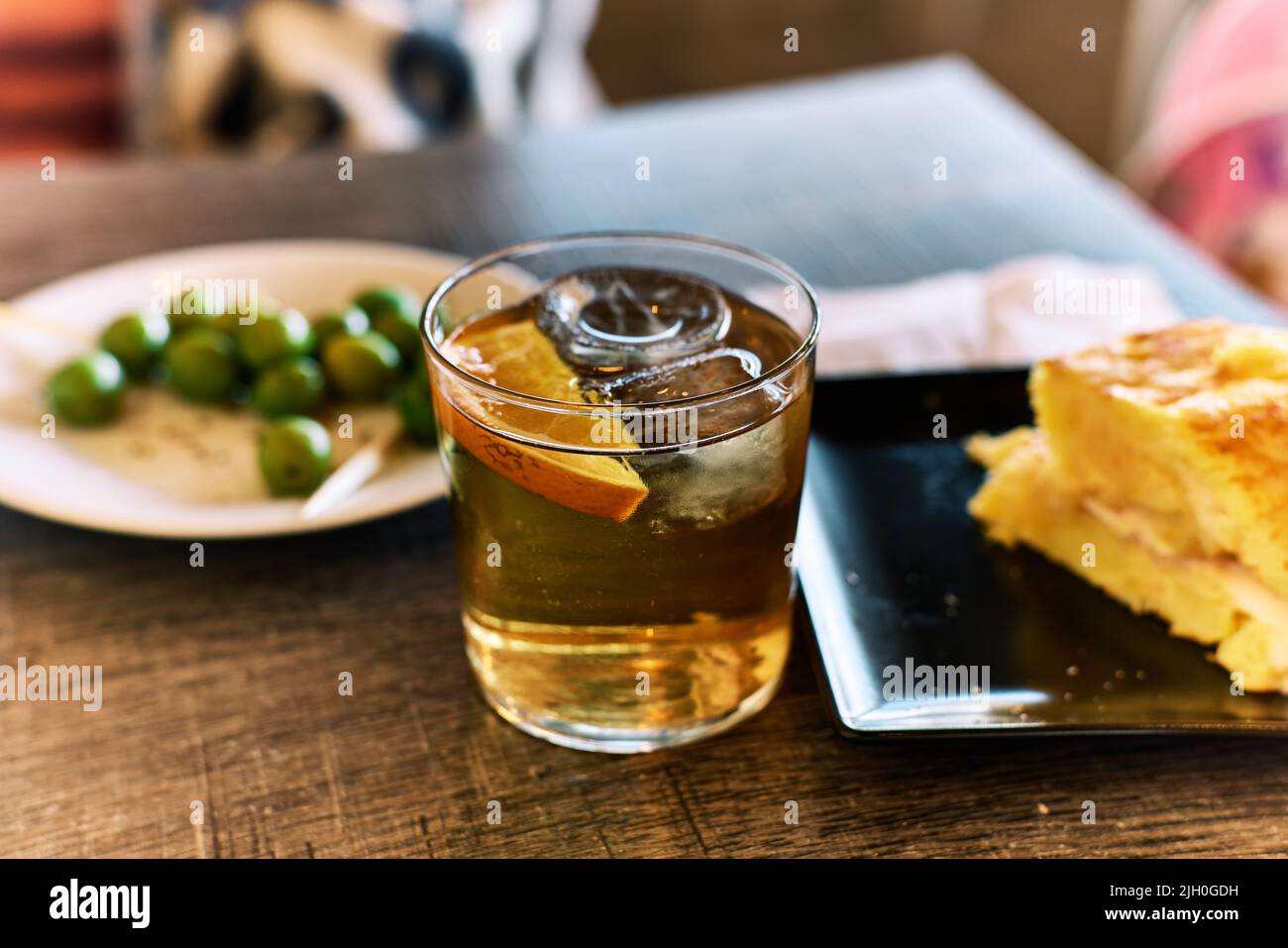 Spanischer Pincho auf der Basis von Moust, Oliven und Ei- und Kartoffelomelett Stockfoto