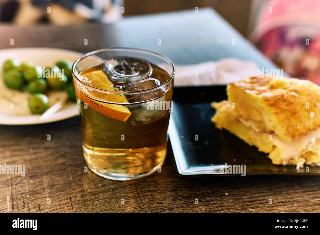 Spanischer Pincho auf der Basis von Moust, Oliven und Ei- und Kartoffelomelett Stockfoto
