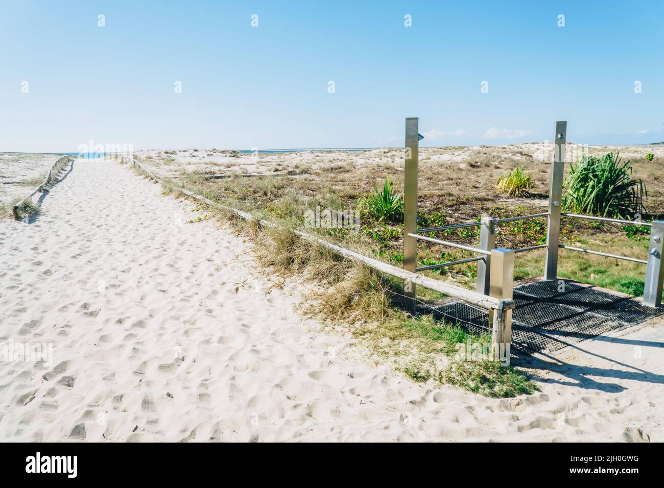 Kirra Strand Richtung Strand mit Duschen Stockfoto