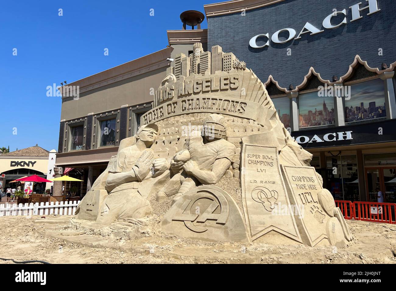 Die Sandskulptur „Los Angeles: Home of Champions“ in den Citadel Outlets, Freitag, 1. Juli 2022, im Commerce Area von Los Angeles. Die 36 Meter hohe, 350 Meter breite Skulptur würdigt den Super Bowl LVI Champion Los Angeles Rams, MLB World Series Champion Los Angeles Dodgers, NBA Champion Los Angeles Lakers, NHL Stanley Cup Champion LA Kings und NCAA Champions USC Trojans und UCLA Bruins Stockfoto