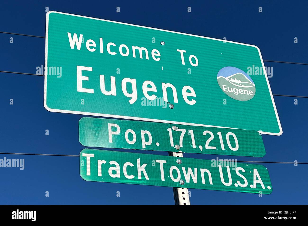 Ein Willkommen im Eugene Track Town USA-Schild, Samstag, 25. Juni 2022, in Eugene, Erz. Die Stadt wird vom 15. Bis 24. Juli Gastgeber der Leichtathletik-Weltmeisterschaften sein. Stockfoto