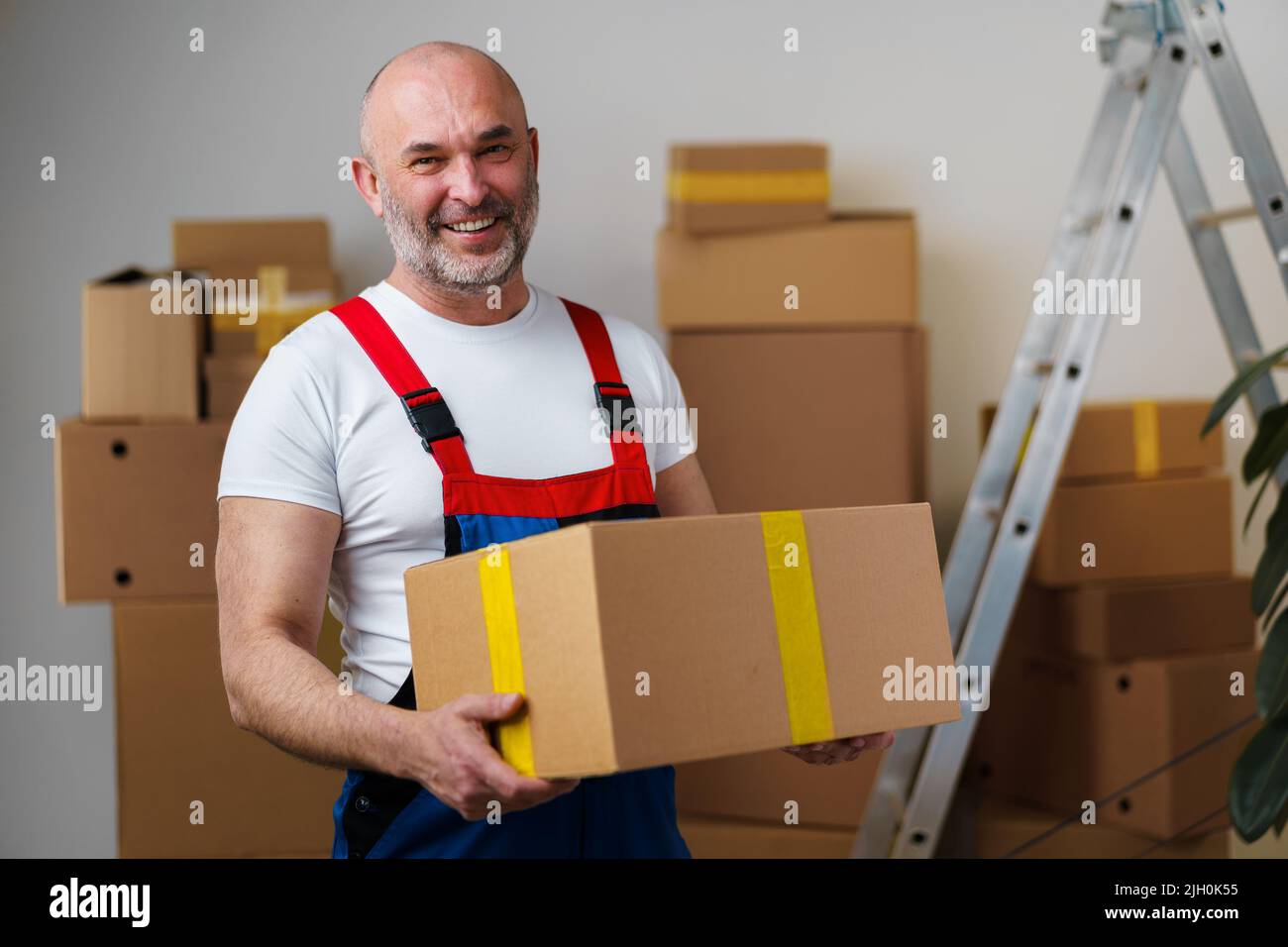Mann im mittleren Alter in uniformem Karton, Porträt Stockfoto